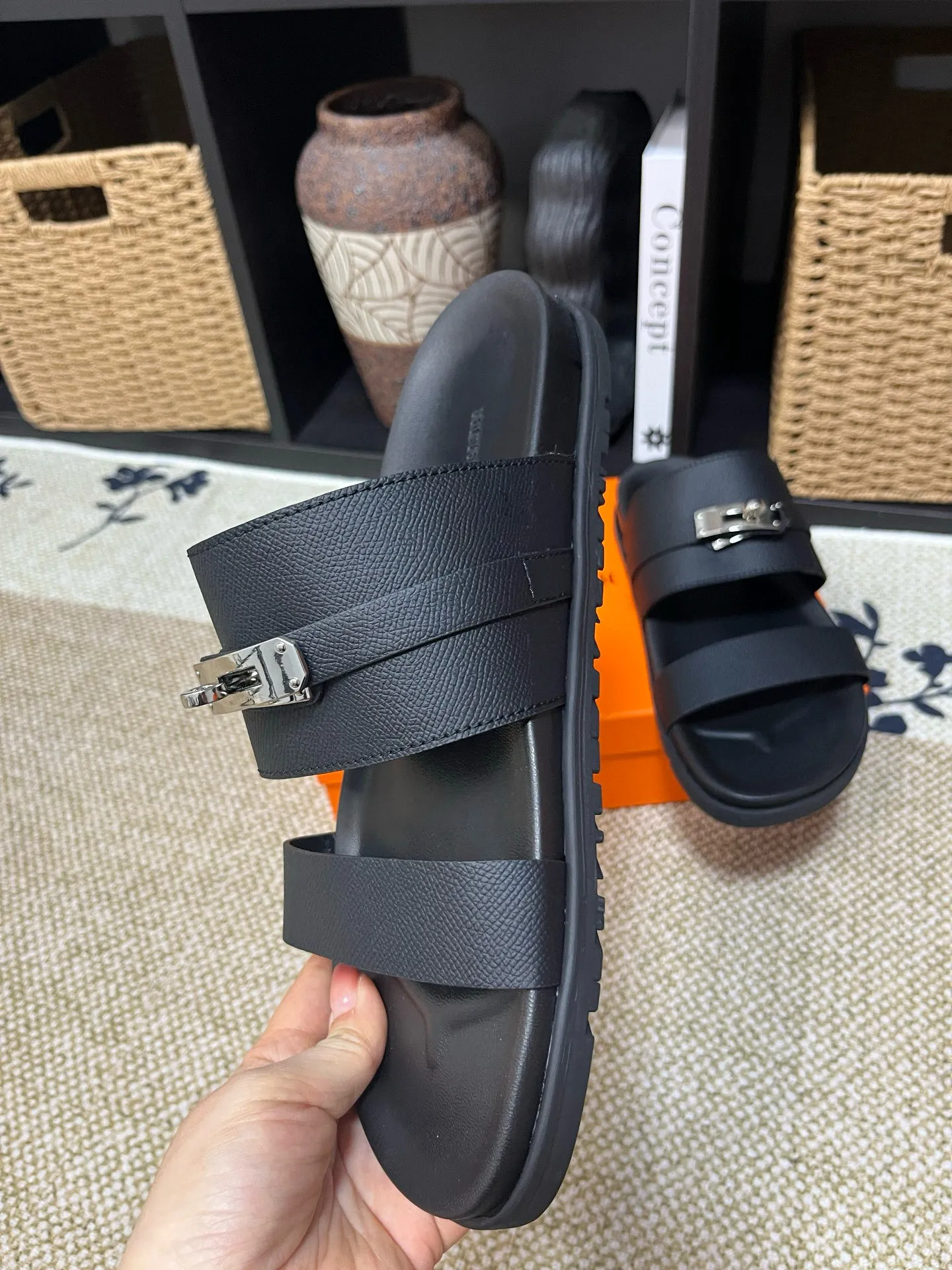 P300 Long-term stock Hermes men’s Kazimir slippers for couples - top quality woven calfskin functional sandals with intertwined uppers inspired by the “H” iconic pattern to create a casual look, perfect for summer. Imported cowhide + cowhide lining + TUP outsole Size: 35-46
